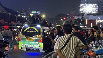 Usai Demo di Tugu Tani, Massa Bubarkan Diri Setelah Pasang Spanduk 5 Tuntutan