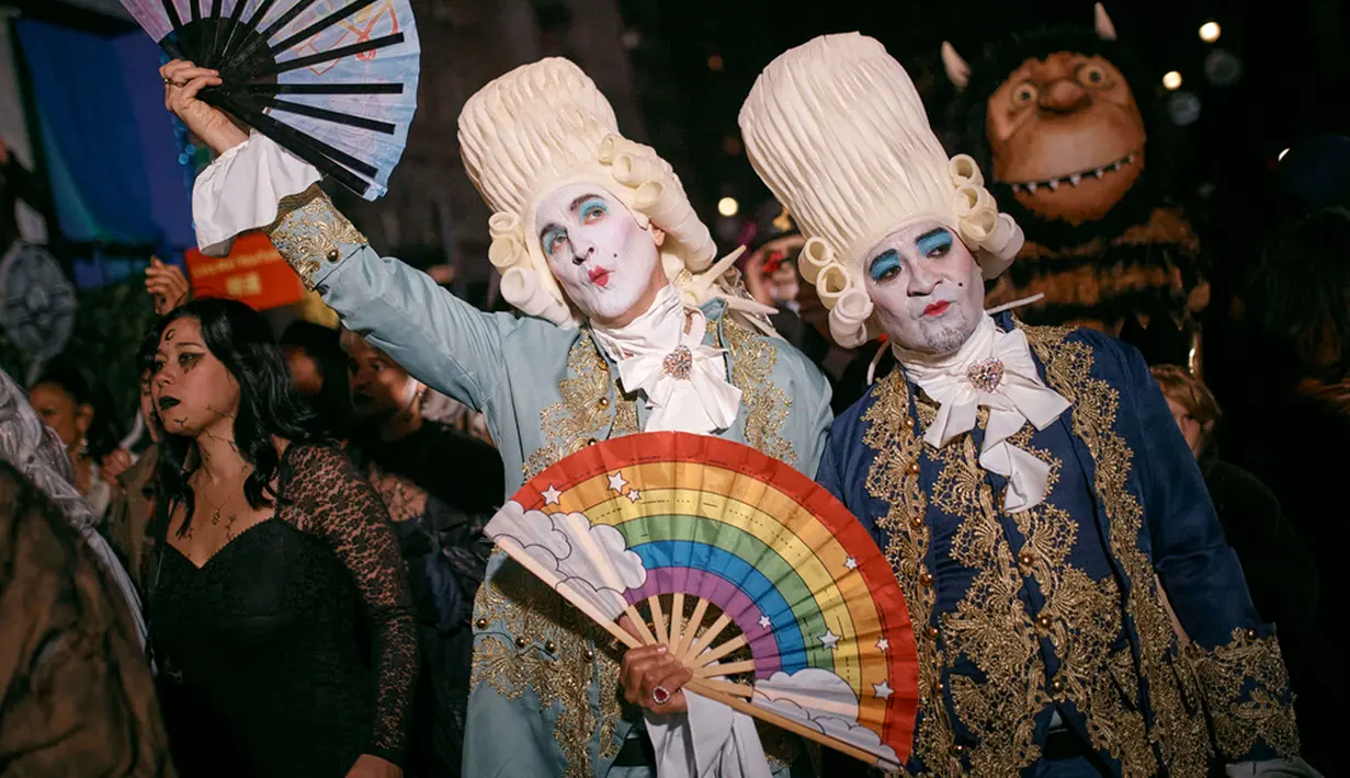 Parade Halloween berlangsung di Sixth Ave dari King St hingga 15th St di Manhattan. (AP Photo/Andres Kudacki)