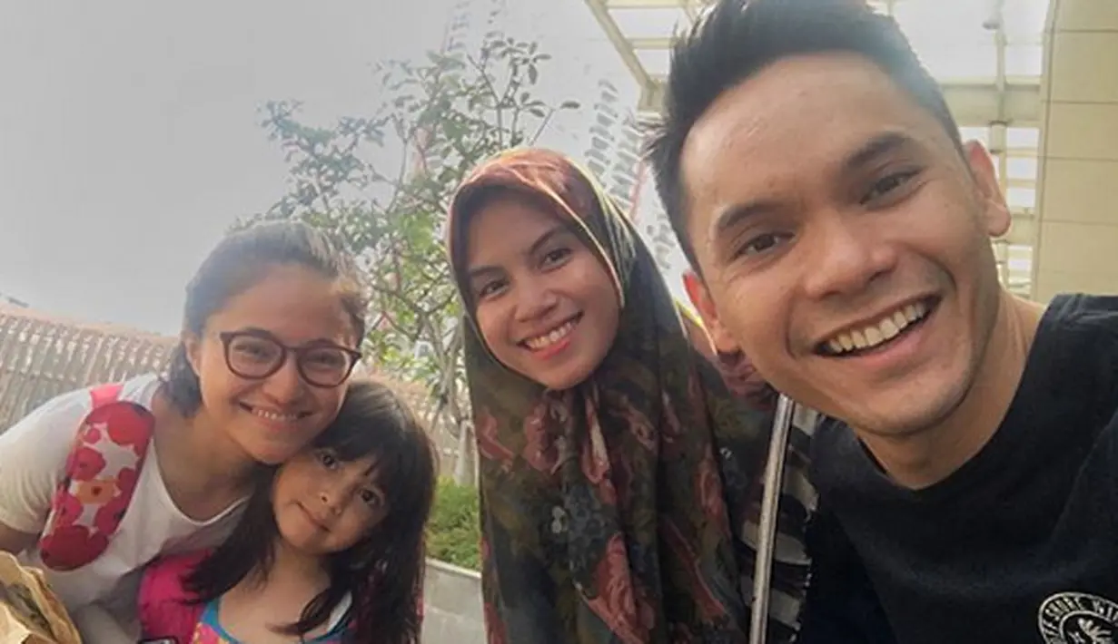 Potret keharmonisan keluarga Ben Kasyafani dan Nesyana Ayu terlihat di akun instagramnya. Meski belum dikaruniai momongan pasangan terlihat harmonis dengan kehadiran Sienna. Ines juga akrab dengan mantan istri suaminya, Marshanda. (Instagram/benkasyafani)