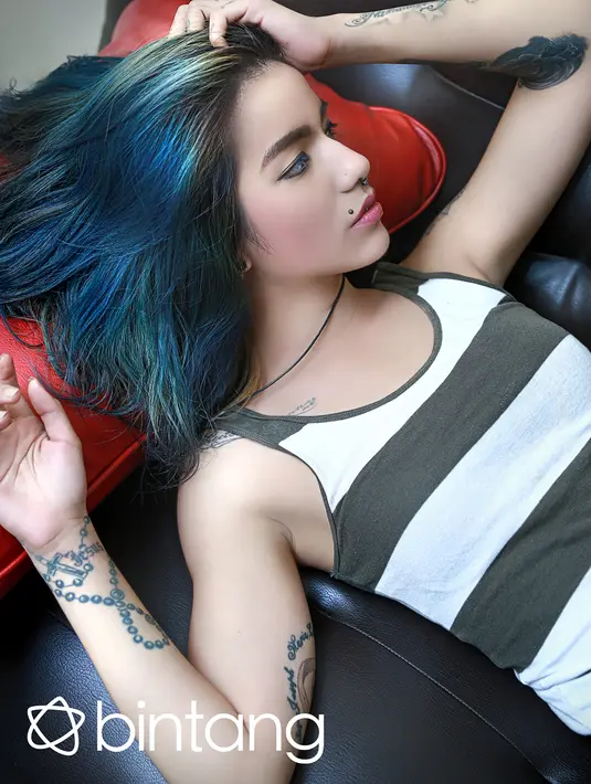 Tidak ada masukan, Sheila Marcia mencari referensi untuk menekuni usaha. Ia pun membuka usaha sulam alis dan Killing (tato dan piercing). (Galih W. Satria/Bintang.com)