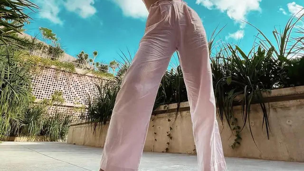 11 Inspirasi Outfit dengan Sandal ala Luna Maya, Cocok Ditiru untuk Liburan