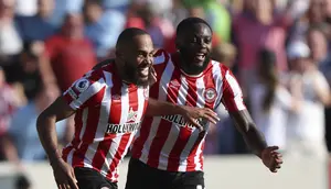 Penyerang Brentford, Bryan Mbeumo berselebrasi dengan rekannya Josh Dasilva setelah mencetak gol ke gawang Manchester United pada pertandingan lanjutan Liga Inggris di Gtech Community Stadium di London, Sabtu (13/8/2022). Brentford menang telak atas MU 4-0. (AP Photo /Ian Walton)