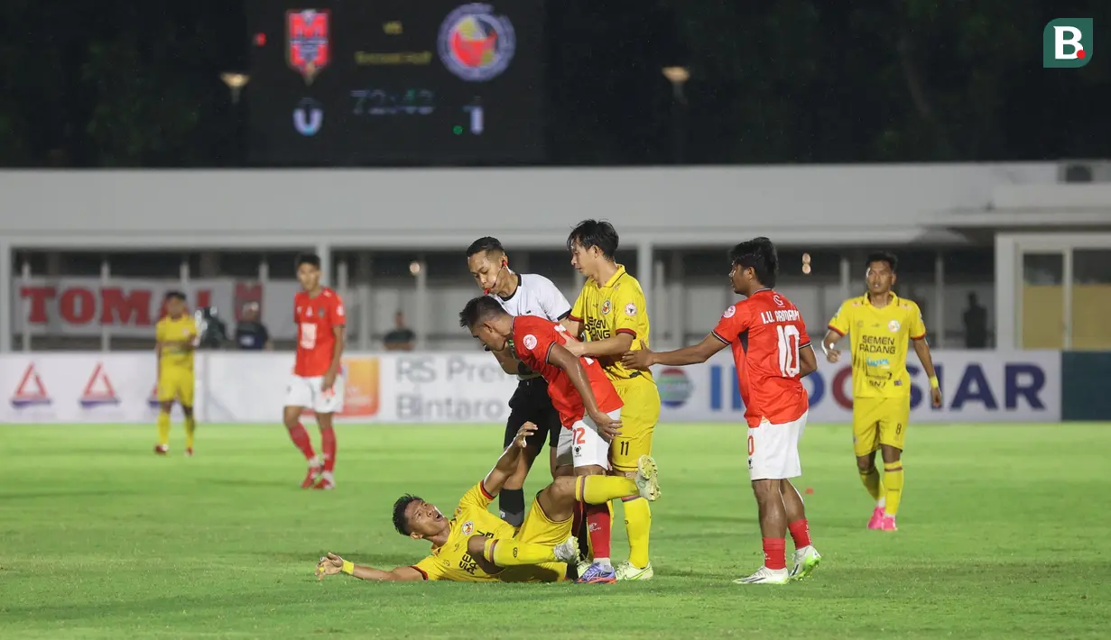 Pemain Malut United, Frets Butuan, bersitegang dengan pemain Semen Padang pada laga leg pertama semifinal Pegadaian Liga 2 2023/2024 di Stadion Madya, Jakarta, Minggu (25/02/2024). (Bola.com/M Iqbal Ichsan)