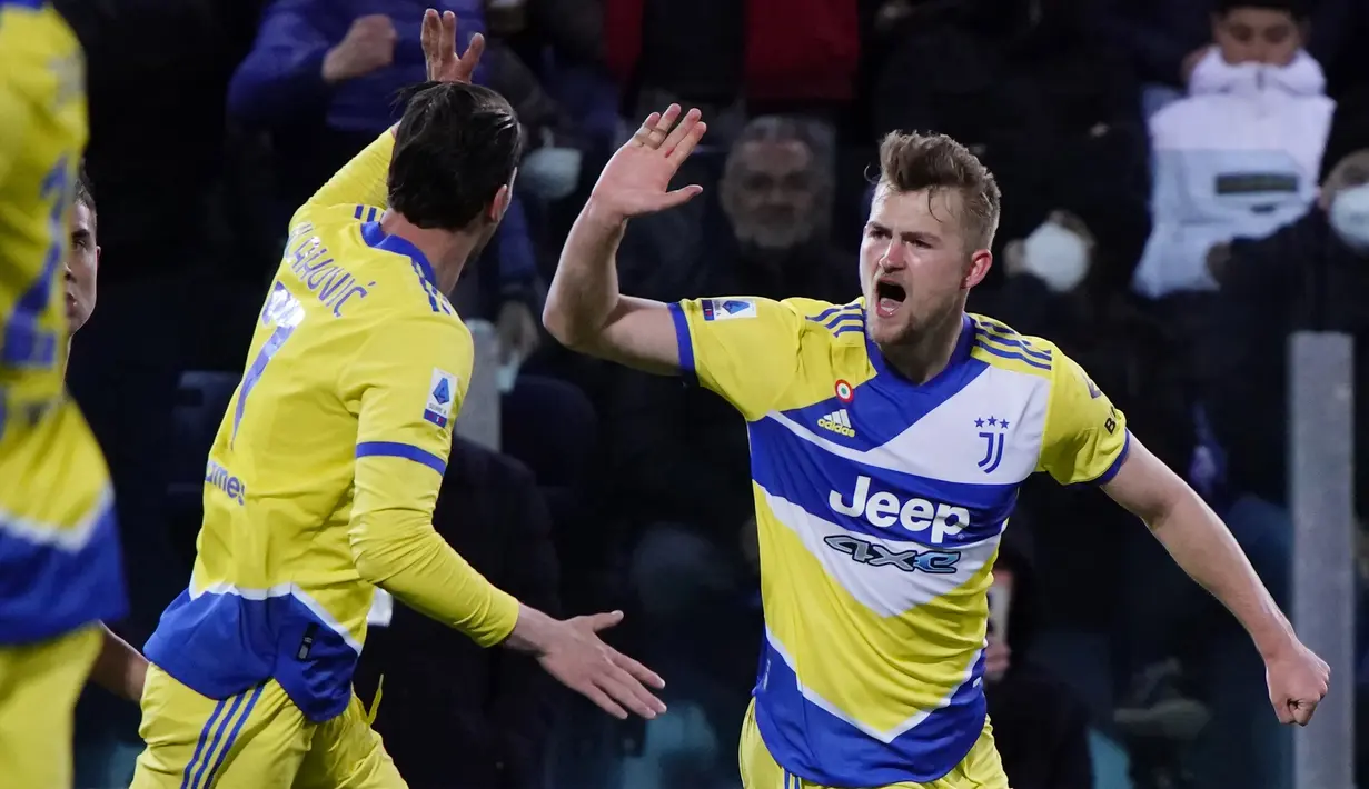 Bek Juventus, Matthijs de Ligt (kanan) melakukan selebrasi usai mencetak gol pada pertandingan lanjutan Liga Serie A Italia di Stadion Unipol Domus, Cagliari, Italia, Minggu (10/4/2022). Juventus menang atas Cagliari 2-1. (Alessandro Tocco/LaPresse via AP)