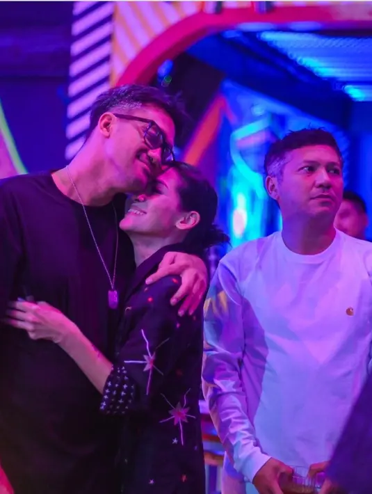 Kendati demikian, pose Gading Marten nyempil di samping pasangan seleb saat pamer kemesraan ini sukses dibanjiri komentar netizen. Seperti pose bareng kemesraan Tora Sudiro dan Mieke Amalia ini (Liputan6.com/IG/gadiing)