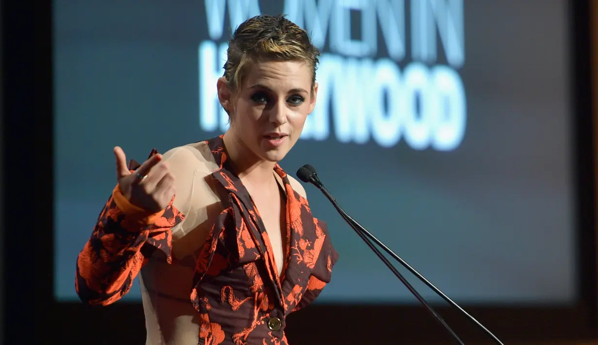 Kristen Stewart berbicara diatas panggung saat acara ELLE Women ke-24 di Four Seasons Hotel Beverly Hills, Los Angeles (16/10). Kristen Stewart tampil seksi sekaligus macho dengan gaya potongan rambut pendek. (Frazer Harrison/Getty Images for ELLE/AFP)