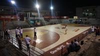 GOR Gelora Senapelan merupakan lapangan basket outdoor yang merupakan sisa bangunan buatan Belanda. (Bola.com/Zulfirdaus)