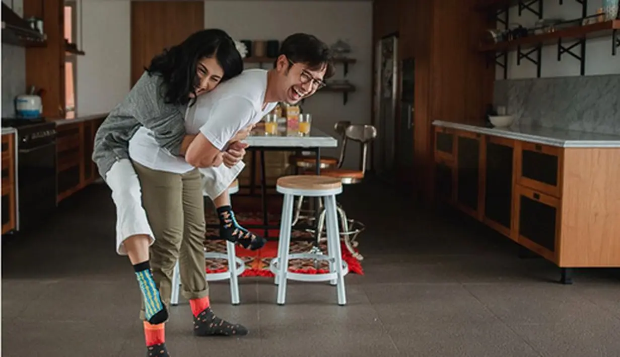 Jelang hari bahagianya pasangan Tara Budiman dan Gya Sadiqah mengumbar potret kemesraannya. Foto preweding pasangan ini diunggah melalui laman media sosialnya. (Instagram/tarrabudiman)