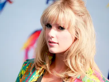 Taylor Swift berpose menghadiri FOX's Teen Choice Awards 2019 di Hermosa Beach, California (11/8/2019). Penyanyi 29 tahun ini tampil cantik mengenakan busana keluaran Versace.  (Rich Fury/Getty Images/AFP)