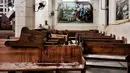 Noda darah terlihat di bangku setelah ledakan bom di Gereja Kristen Koptik St. George, Kota Tanta, utara Kairo, Minggu (9/4).Dua gereja umat Kristen Koptik Mesir dihantam serangan bom tepat pada perayaan Minggu Palma. (AP Photo/Nariman El-Mofty)