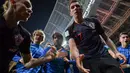 Foto bidikan Yuri Cortez saat Mario Mandzukic menolong dirinya usai selebrasi gol pada semifinal Piala Dunia 2018 di Luzhniki Stadium, Moskow, (11/7/2018). Yuri jatuh saat perayaan gol skuat Vatreni tersebut. (AFP/Yuri Cortez)