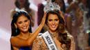 Mahkota Miss Universe disematkan oleh Miss Universe 2015, Pia Alonzo Wurtzbach kepada Miss Prancis, Iris Mittenaere dalam ajang final Miss Universe di Manila, Senin (30/1). Iris Mittenaere dinobatkan menjadi Miss Universe 2016. (AP Photo/Bullit Marquez)