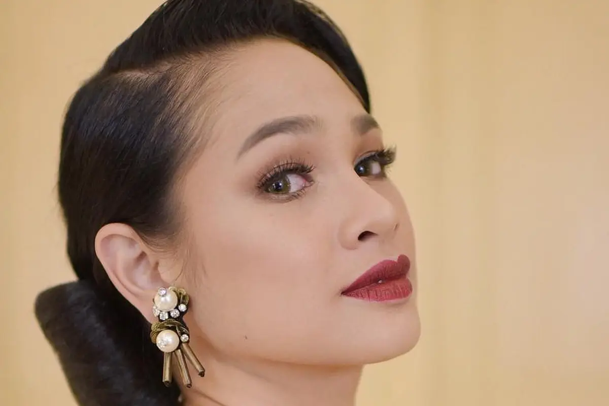 [Bintang] Selalu Awet Muda, Ini Pilihan Lipstik Warna Cerah Andalan Andien Aisyah