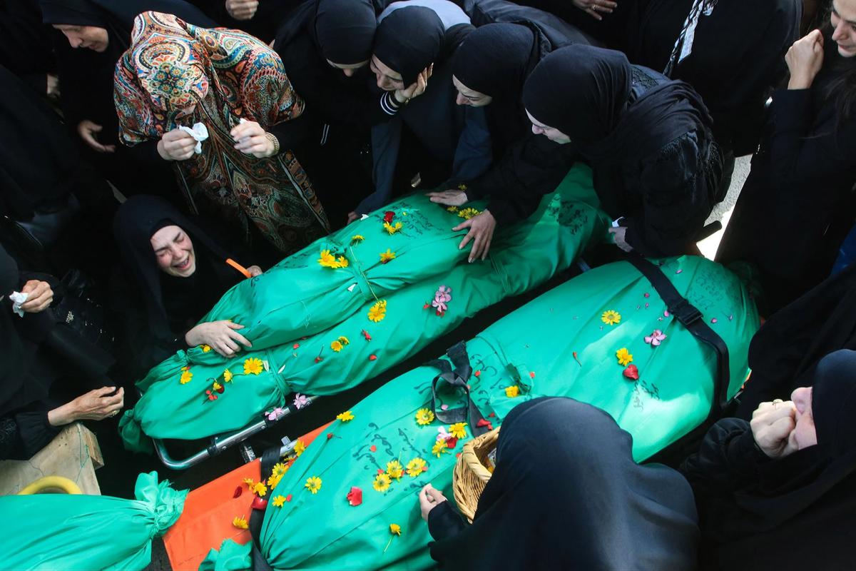 FOTO: Tangis Duka Warga Lebanon Setelah Serangan Israel