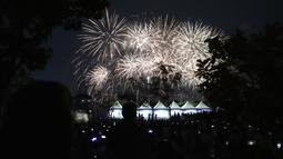 Berlatar belakang Sungai Han yang indah dan langit malam yang gelap, kembang api tersebut menerangi hati ARMY dan juga langit malam. (AP Photo/Lee ​​Jin-man)