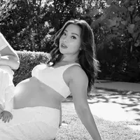 Nikita Willy berhasil menonjolkan aura glowing khas ibu hamil dalam sesi pemotretan yang simpel namun elegan. [Dok/IG:@motherz.jpg].