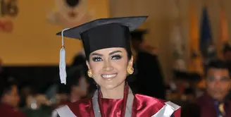 Setelah bersusah payah menuntaskan ujian skripsi pada Agustus lalu dengan perolehan nilai memuaskan, Julia Perez alias Jupe akhirnya melaksanakan wisuda dan menyandang predikat sebagai  Sarjana Hukum pada Rabu (18/11/2015). (Deki Prayoga/Bintang.com)