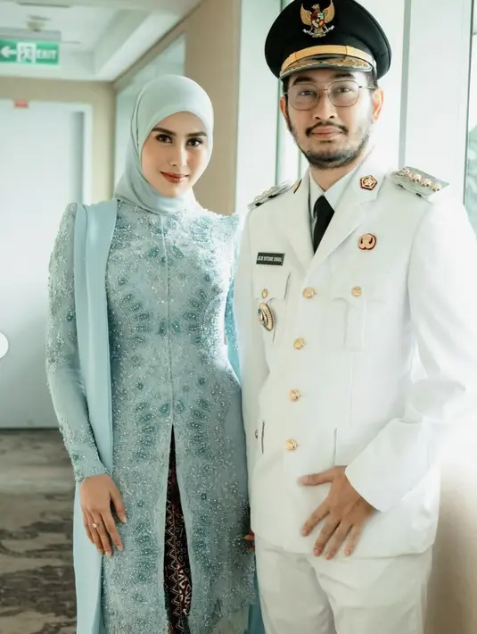 Kebaya biru dengan kodel klasik juga bisa menjadi opsi sempurna untuk kebaya hijab. Oaduan selendang semakin menambah aksi gaya yang sempurna.  [Foto: Instagram/ Syahnaz Sadiqah]