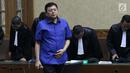 Terdakwa perintangan proses penyidikan KPK, Lucas saat menjalani sidang putusan di Pengadilan Tipikor, Jakarta, Rabu (20/3). Majelis Hakim menyebut Lucas terbukti bersalah merintangi penyidikan KPK atas kasus Eddy Sindoro.(Liputan6.com/Helmi Fithriansyah)