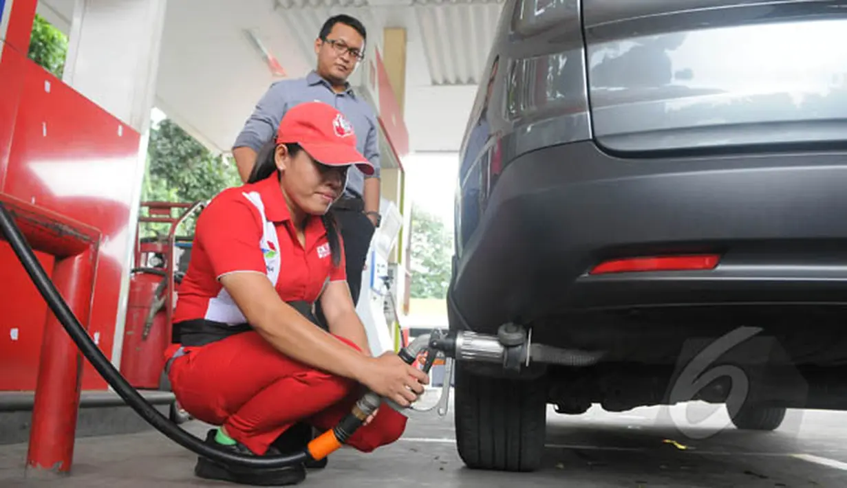 Petugas mengisi BBG jenis Liquified Gas for Vehicle (LGV) Vigas saat uji coba di SPBU Coco Gandaria, Jakarta, Rabu (18/2/2015). Vigas merupakan bahan bakar alternatif pengganti BBM yang lebih hemat serta ramah lingkungan. (Liputan6.com/Herman Zakharia)