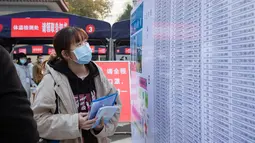 Peserta memeriksa pembagian ruang ujian sebelum mengikuti ujian pegawai negeri sipil (PNS) nasional China di sebuah universitas di Nanjing, Provinsi Jiangsu, China timur, pada 29 November 2020. Ujian PNS nasional China untuk angkatan 2021 diadakan di seluruh penjuru negeri itu (Xinhua/Su Yang)