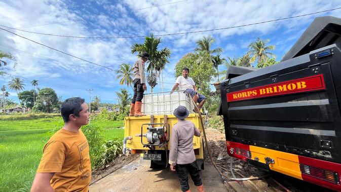 Polri Distribusikan Air Bersih dan Bersihkan Rumah Warga Terdampak Bencana di Agam Sumbar