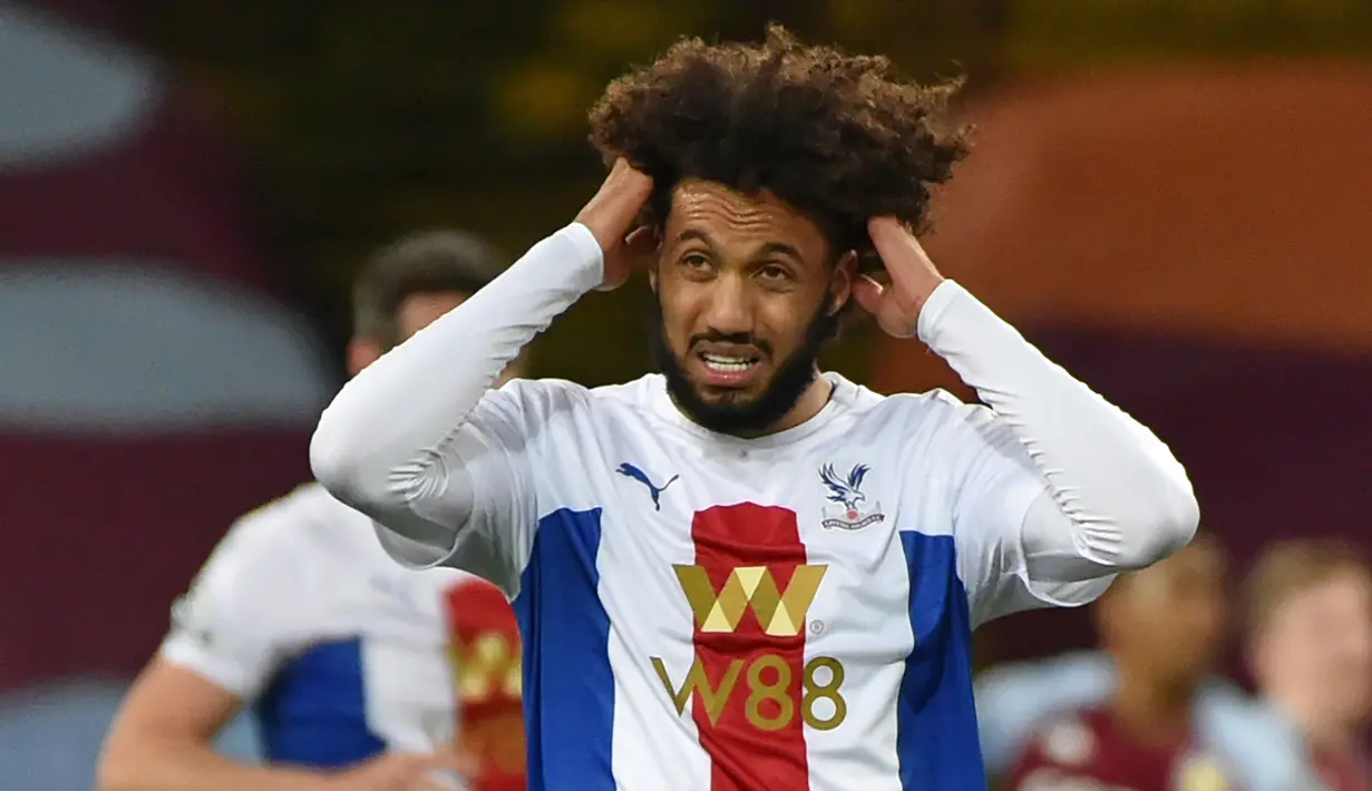 Bek Crystal Palace, Jairo Riedewald, tampak kecewa usai kebobolan gol ketiga melawan Aston Villa dalam laga lanjutan Liga Inggris 2020/21 pekan ke-15 di Villa park, Birmingham, Sabtu (26/12/2020). Crystal Palace kalah 0-3 dari Aston Villa. (AFP/Rui Vieira/Pool)