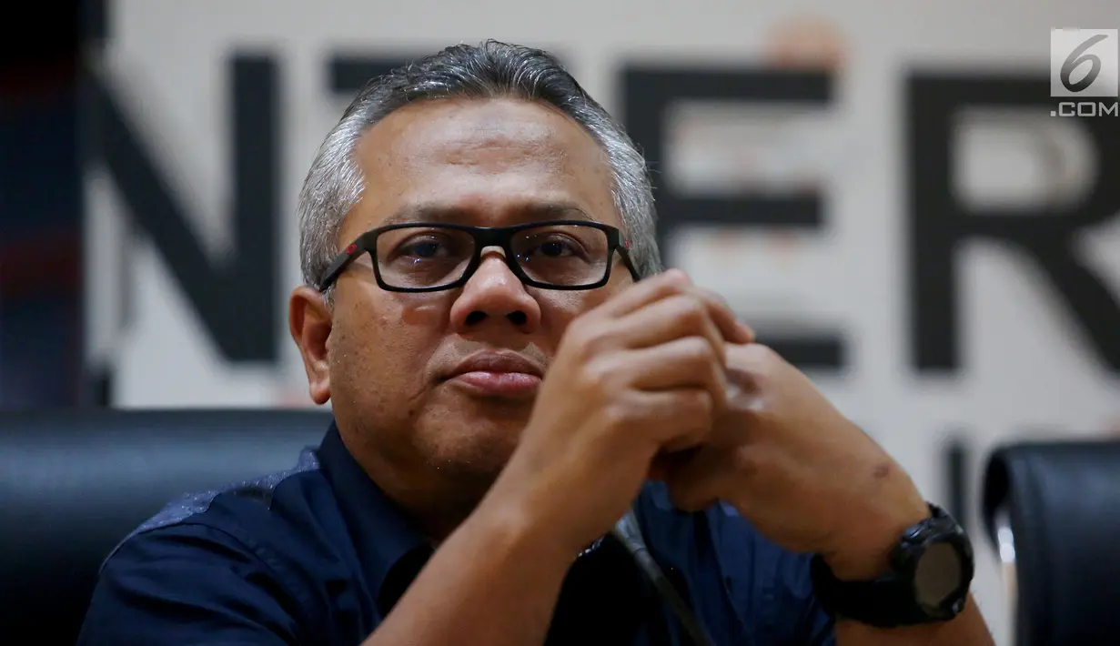 Ketua Komisi Pemilihan Umum (KPU) Arief Budiman memberi keterangan pers di Kantor KPU, Jakarta, Minggu (14/1). KPU melakukan gerakan Mencoklit (Cocokkan Data Teliti Bekerja) pada 20 Januari 2018. (Liputan6.com/Johantallo)