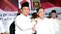Prabowo berjabat tangan dengan Presiden PKS Anis Matta di Kantor DPP PKS, Jakarta, Sabtu (17/5/2014) (Liputan6.com/Johan Tallo)