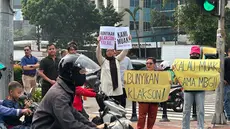 Pengunjuk rasa yang terdiri dari berbagai elemen masyarakat berunjuk rasa di sekitar kantor Badan Gizi Nasional (BGN), Jalan Kebun Sirih, Jakarta Pusat, Rabu (10/6/2026). (merdeka.com/Arie Basuki)