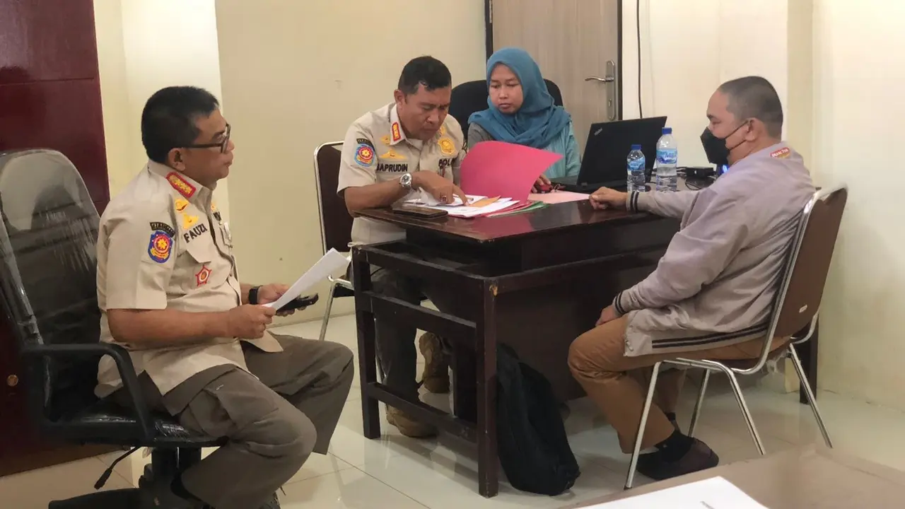 Satuan Polisi Pamong Praja atau Satpol PP Kota Tangerang menangkap dua penjual minuman keras