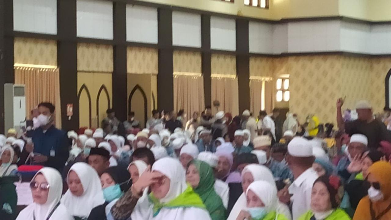 "Kami berharap kehidupan sosial ibu dan bapak bisa lebih baik lagi dan jangan sombong," harapnya.