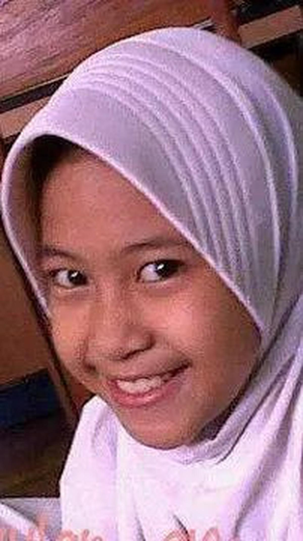 Anak sulung Ummi Pipik di SD, punya senyum manis yang menarik perhatian.