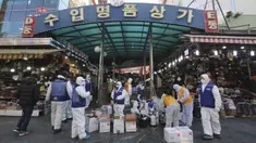 Pekerja mengenakan pakaian pelindung bersiap menyemprotkan disinfektan sebagai tindakan pencegahan terhadap virus corona baru di Pasar Namdaemun di Seoul, Korea Selatan, Rabu, (5/2/2020). Kematian akibat virus corona naik menjadi 490 di daratan China pada Rabu (5/2). (AP Photo/Ahn Young-joon)
