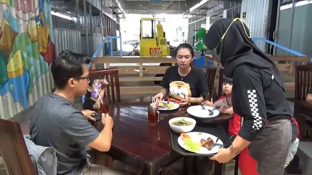 Pelanggan Menyantap Steak Masakan Fransisca