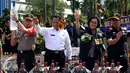 Sri Mulyani bersama Komjen Budi Waseso, Irjen M Iriawan dan Heru Pambudi melempar botol miras saat pemusnahan miras dan rokok ilegal di Kantor Bea cukai, Jakarta, Jumat (23/12). Ini merupakan pemusnahan yang kedua di tahun 2016. (Liputan6.com/Johan Tallo)
