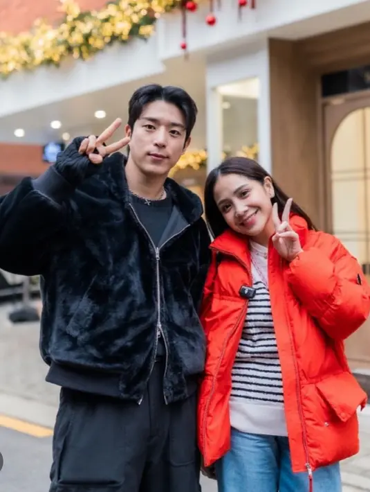 Bukan jadi liburan biasa, kali ini Nagita Slavina bertemu dengan aktor Korea Selatan. Dalam beberapa potret yang diunggah, ia terlihat foto bareng dengan aktor Lee Chan Hyeong. [@raffinagita1717]