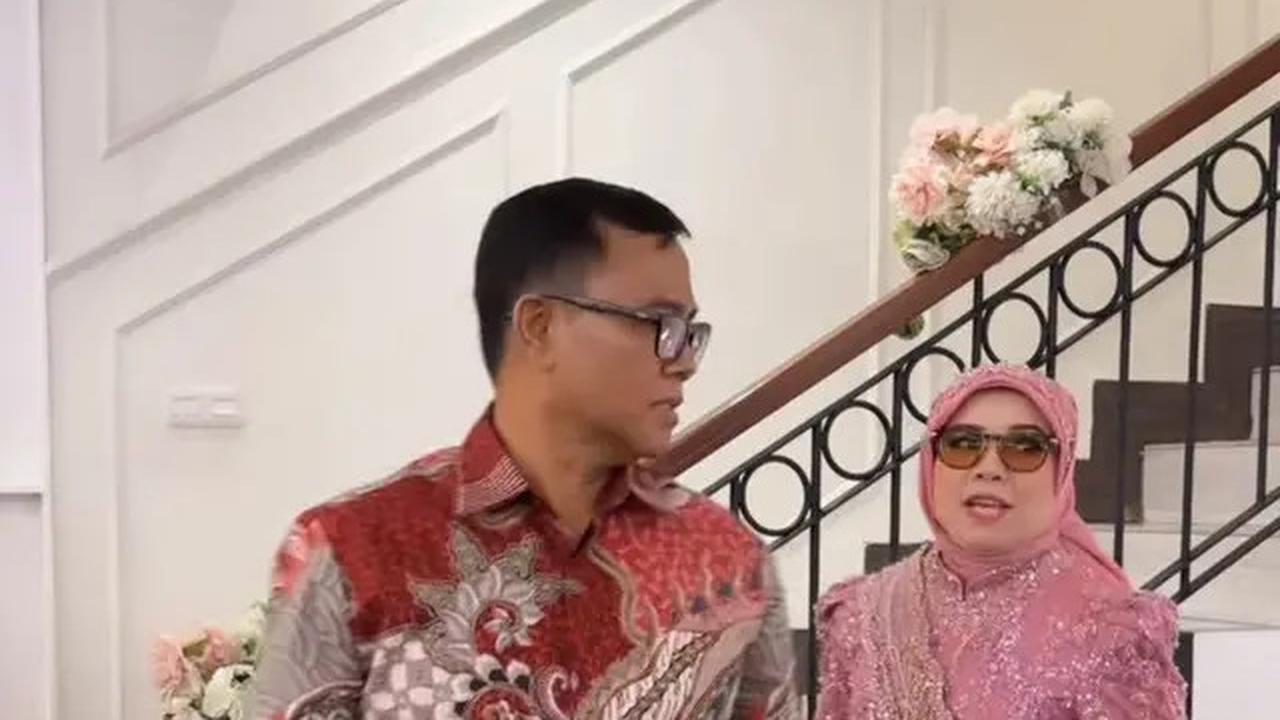 7 Potret Lamaran Frans Faisal dan Indah, Fuji dan Fadly Faisal Ikut Salting