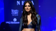 Aktris Bollywood Malavika Mohanan berjalan di catwalk membawakan busana rancangan Vineet Trahul selama Lakme Fashion Week (LFW) Winter Festive 2019 di Mumbai (21/8/2019). (AFP Photo/Jaiswal)
