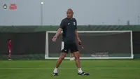 Nova Arianto memimpin sesi latihan resmi Timnas Indonesia U-17 di Piala Asia U-17 2025, Minggu (5/4/2025). (Dok. PSSI)