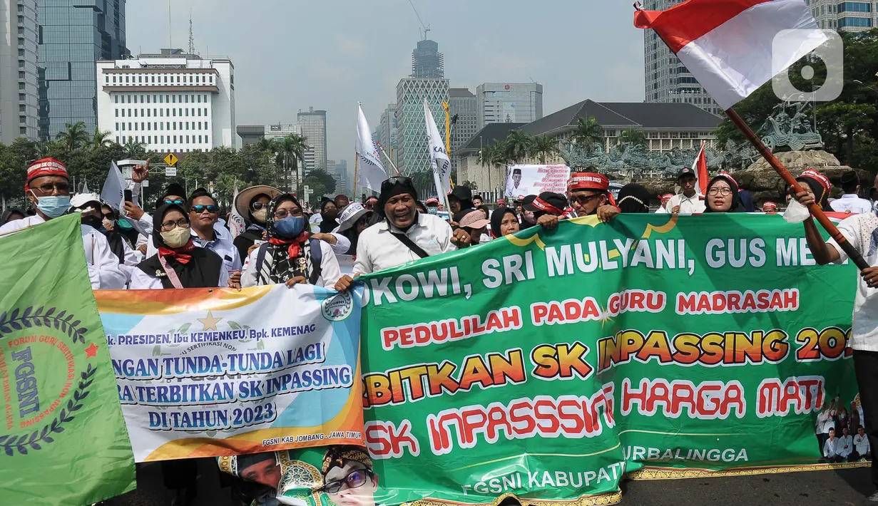 Sejumlah guru madrasah melakukan unjuk rasa di kawasan Patung Kuda, Jakarta, Senin (26/6/2023). (merdeka.com/Imam Buhori)