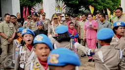 Kapolri Jenderal Tito Karnavian menyaksikan atraksi baris-berbaris polisi cilik ketika peringatan Hari Kesatuan Gerak Bhayangkari ke 64 di Rusun Marunda, Jakarta, Kamis (29/9). Acara peringatan diisi dengan bakti sosial. (Liputan6.com/Gempur M Surya)