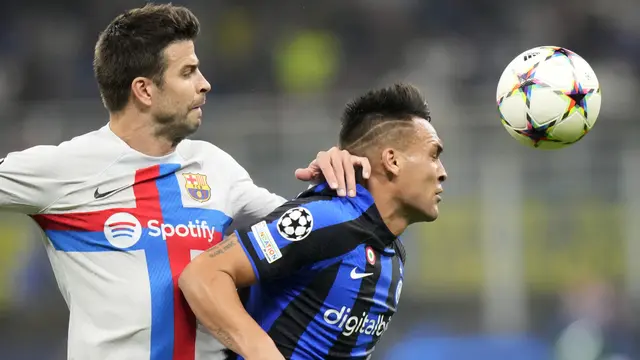 Foto: Melihat Tendangan Keras Mendatar Hakan Calhanoglu Saat Membawa Inter Milan Menumbangkan Barcelona di Liga Champions