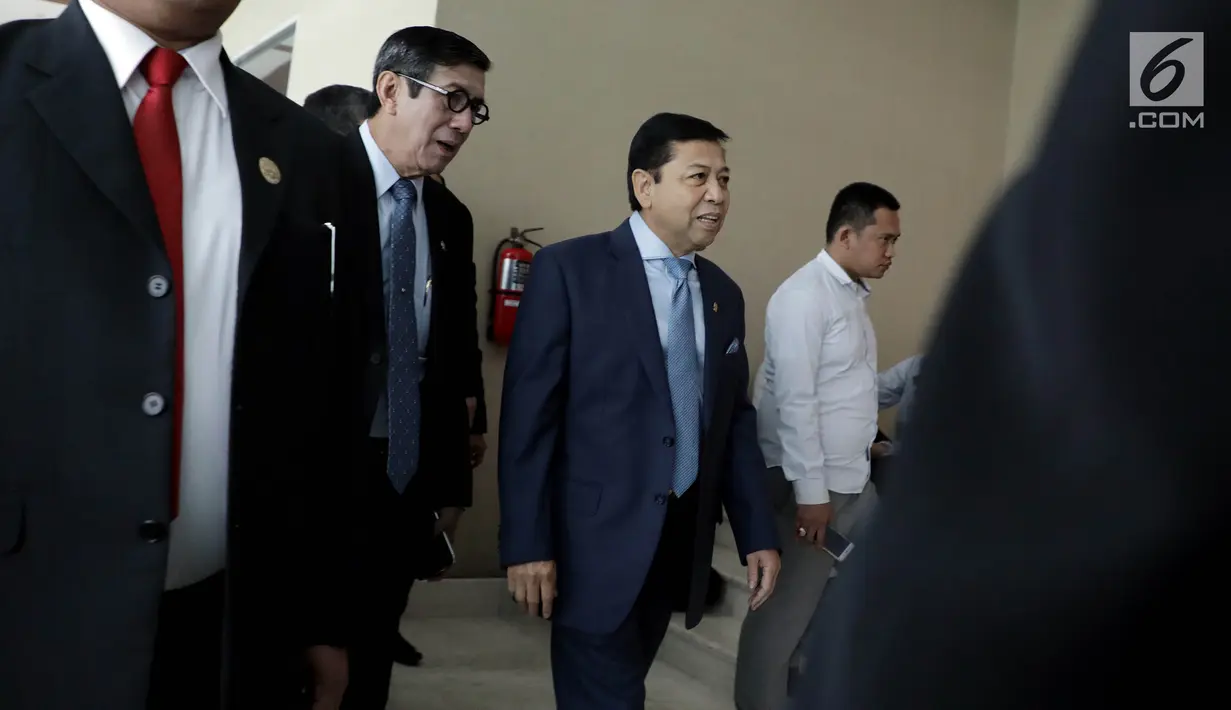 Ketua DPR Setya Novanto berbincang dengan Menkumham Yasonna Laoly sebelum rapat paripurna di kompleks parlemen, Jakarta, Kamis (20/7). Ini kali pertama Setnov menghadiri paripurna sejak ditetapkan sebagai tersangka e-KTP (Liputan6.com/Johan Tallo)