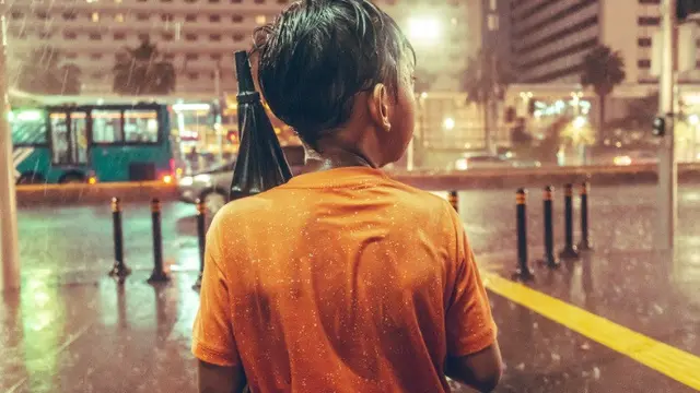 bocah pengojek payung yang fotonya viral