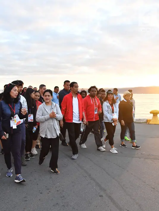 Presiden Joko Widodo dan Ibu Negara Iriana Joko Widodo berjalan kaki sambil berbincang bersama pelajar dan mahasiswa Indonesia di sekitar Water Front di Selandia Baru (19/3). (Liputan6.com/Pool/Biro Pers Setpres)