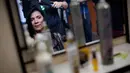 Narapidana wanita saat dirias selama kontes kecantikan tahunan di penjara Talavera Bruce, Brasil, (23/11). Kontes ini untuk mendorong harga diri, melawan kemalasan dan mempromosikan integrasi di kalangan wanita tahanan. (AP Photo/Silvia Izquierdo)