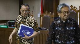 Nurhadi didakwa melakukan tindak pidana pencucian uang atau TPPU sebesar Rp 307,26 miliar dan US$ 50 ribu sehubungan pengurusan perkara di lingkungan pengadilan pada 2012-2018. Tampak dalam foto, mantan sekretaris Mahkamah Agung (MA), Nurhadi (kiri), berjalan usai mengikuti sidang di Pengadilan Tindak Pidana Korupsi (Tipikor), Jakarta, Selasa (18/11/2025). (merdeka.com/Arie Basuki)