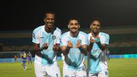 Winger PSBS, Luquinhas (kanan) melakukan selebrasi 'Meminta Gaji' saat melawan Arema FC pada pekan ke-33 BRI Super League 2025/2026 di Stadion Sultan Agung, Bantul, Jumat (15/5/2026) malam WIB. (Dok PSBS)