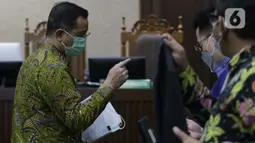 Terdakwa kasus korupsi Bantuan Sosial (Bansos) Covid-19 yang juga mantan Menteri Sosial Juliari Batubara saat jeda sidang di Pengadilan Tipikor, Jakarta, Senin (10/5/2021). Sidang lanjutan tersebut beragendakan mendengar keterangan empat orang saksi. (Liputan6.com/Helmi Fithriansyah)